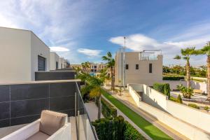 z balkonu domu z palmami w obiekcie CB Living - 3 bedroom home in Punta Prima w mieście Torrevieja