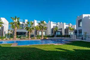 Willa z basenem i palmami w obiekcie CB Living - 3 bedroom home in Punta Prima w mieście Torrevieja