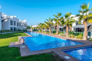 Basen w obiekcie CB Living - 3 bedroom home in Punta Prima lub w pobliżu