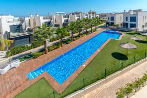Basen w obiekcie CB Living - 3 bedroom home in Punta Prima lub w pobliżu