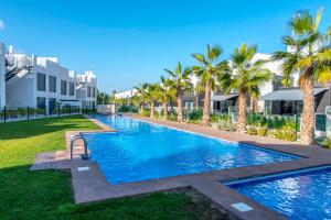 Basen w obiekcie CB Living - 3 bedroom home in Punta Prima lub w pobliżu