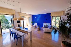 un salon avec une table et un mur bleu dans l'établissement Blue Dream, à Ispra