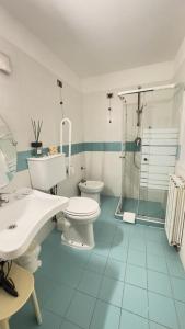 e bagno con servizi igienici, lavandino e doccia. di PICCOLO HOTEL Con Access ZTL !!! Ɲel Ƈentro Storico di Ƒirenze !!! a Firenze