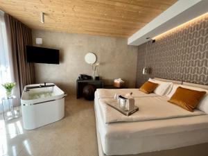 Postel nebo postele na pokoji v ubytování Relais Limonaia - Suites & Garden SPA