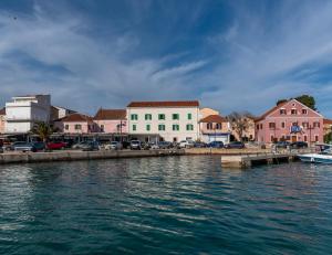 un gruppo di edifici accanto a un corpo idrico di Šangulin Palace M a Biograd na Moru