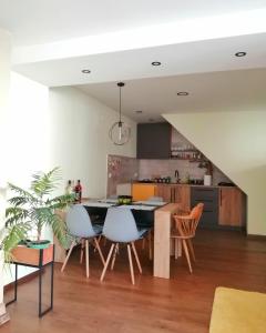 una cucina e una sala da pranzo con tavolo e sedie di NIKAS Apartman a Donji Milanovac