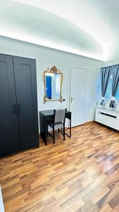 a dining room with a table and a mirror at PICCOLO HOTEL Con Access ZTL !!! Ɲel Ƈentro Storico di Ƒirenze !!! in Florence