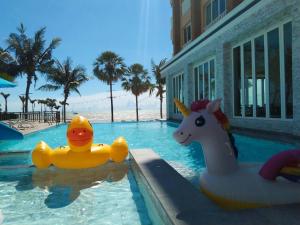 una piscina con dos animales de juguete en el agua en Saisawan Beach Resort, en Na Jomtien