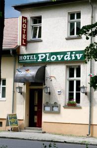 Hotel Plovdiv في برلين: لافتة كتاب ألعاب الفندق على جانب المبنى