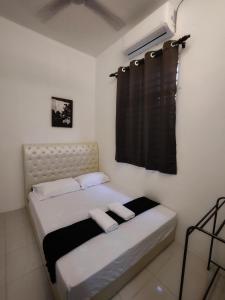 Homestay Temerloh Near Hospital Wi-Fi Netflix في تيميرلوه: غرفة نوم بسرير وستارة سوداء