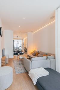 a living room with a couch and a table at Vakantiehuis Vélolit in Oudenaarde