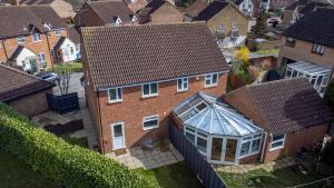 uma vista aérea de uma casa de tijolos com um jardim de Inverno em The Pastures Lodge em Stevenage