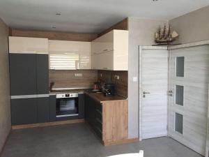 A kitchen or kitchenette at Summer Blue - Holiday House