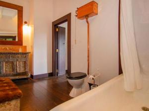 Gallery image of Hosts on the Coast - Tairua Treehouse in Tairua