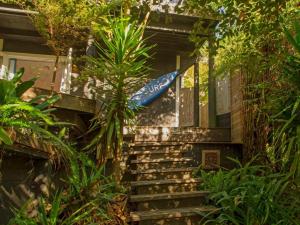 Gallery image of Hosts on the Coast - Tairua Treehouse in Tairua