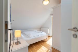 Кровать или кровати в номере Ferienhaus Karnin B