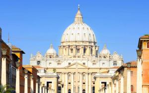 un grande edificio bianco con una cupola sopra di Vatican Suite Apartment - Rome City Centre a Roma