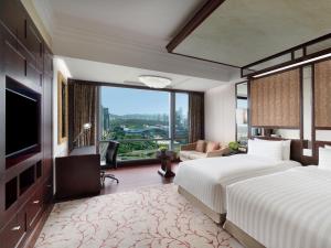 - une chambre avec un grand lit et une grande fenêtre dans l'établissement Futian Shangri-La, Shenzhen,Near to Shenzhen Convention&Exhibition Centre, Futian Railway Station, à Shenzhen