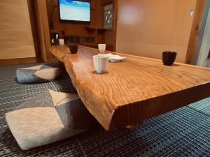 uma mesa de madeira com duas xícaras em cima em Yamato inn - Vacation STAY 86368v em Amami