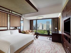- une chambre avec un grand lit et une grande fenêtre dans l'établissement Futian Shangri-La, Shenzhen,Near to Shenzhen Convention&Exhibition Centre, Futian Railway Station, à Shenzhen