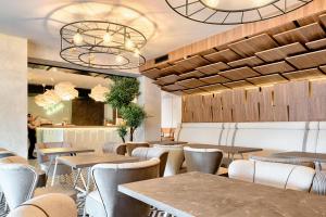 a restaurant with tables and chairs and a bar at Citi Hotel's Łódź in Łódź