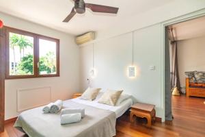 Postel nebo postele na pokoji v ubytování Exotica - En plein cœur de St Gilles les Bains