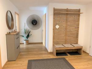 Zimmer mit einer Bank und einer großen Holzwand in der Unterkunft Fe Wo Brunnen - 120 qm- ruhige Lage - viel Natur - komfortabel - grosser Balkon und Garten in Memmingen
