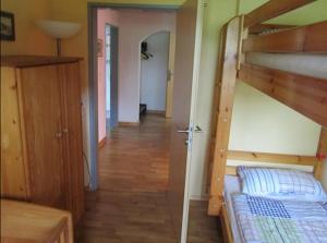 ホークジールにあるFerienwohnungen Tengeのベッドルーム1室(二段ベッド1組付)、廊下が備わります。