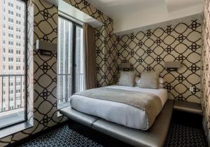 Postel nebo postele na pokoji v ubytování 45 Times Square Hotel