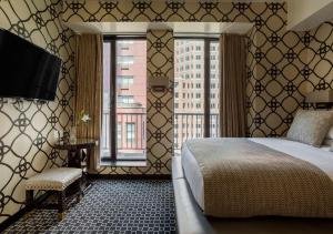Postel nebo postele na pokoji v ubytování 45 Times Square Hotel