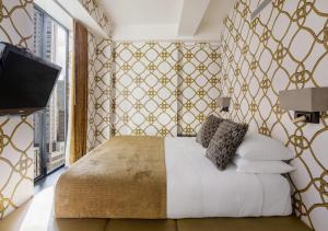 Postel nebo postele na pokoji v ubytování 45 Times Square Hotel