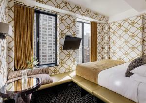 Postel nebo postele na pokoji v ubytování 45 Times Square Hotel