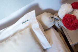 チィリヴィにあるSunny Garden Hotelの弓2本赤いバラの白い服