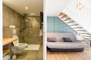 Koupelna v ubytování Appart'Hôtel Les Lofts du Grand Lac de Lozère + 31 fotografií