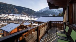 einen Balkon mit Blick auf einen schneebedeckten Berg in der Unterkunft Stachelbeere OG in Fiesch