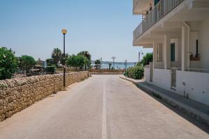an empty street in front of a building at Hotel Le Dune in Sampieri