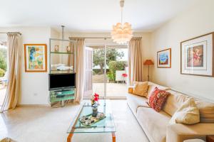 ein Wohnzimmer mit Sofa und Tisch in der Unterkunft Villa Demiana by Ezoria Villas in Coral Bay + 45 Fotos