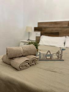 un montón de toallas en una cama en un dormitorio en Casa en primera linea de playa, en Puzol