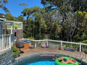 un cortile con piscina e giochi di Hekerua Lodge Backpackers Hostel Waiheke Island a Oneroa