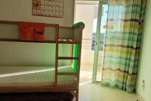 Etagenbett in einem Zimmer mit Fenster in der Unterkunft Appartement à Bizerte in Bizerte