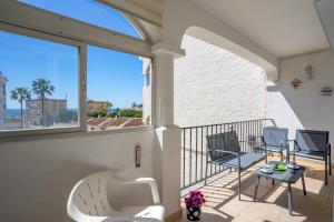 einen Balkon mit Stühlen und Meerblick in der Unterkunft Las Adelfas flat with pool in La Cala Ref 83 in Mijas Costa