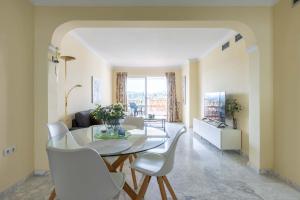 ein Esszimmer und ein Wohnzimmer mit einem Tisch und Stühlen in der Unterkunft Golfer's dream apartment in Mijas Golf Ref 81 in Santa Fe de los Boliches