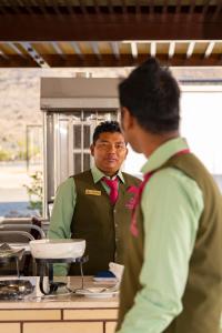 Staff di Damask Resort