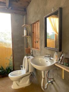 La salle de bains est pourvue de toilettes et d'un lavabo. dans l'établissement Sun Homestay Mang Den, à Kon Von Kla