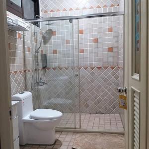 a bathroom with a shower with a toilet at Futian B&B in Jian