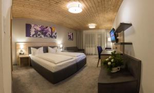 Postel nebo postele na pokoji v ubytování KOSIS Sports Lifestyle Hotel