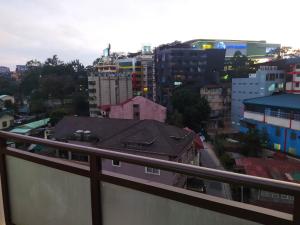 einen Balkon mit Stadtblick in der Unterkunft UNIT 3F-18 MEGATOWER RESIDENCES III in Baguio City