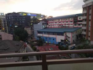 einen Balkon mit Blick auf eine Stadt mit Gebäuden in der Unterkunft UNIT 3F-18 MEGATOWER RESIDENCES III in Baguio City