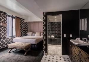 Postel nebo postele na pokoji v ubytování 45 Times Square Hotel