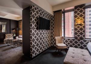 TV a/nebo společenská místnost v ubytování 45 Times Square Hotel